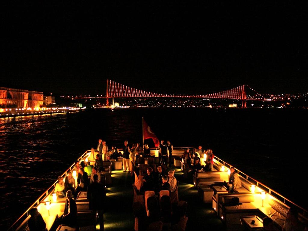 جولة سفينة سميراميس على مضيق البسفور في اسطنبول